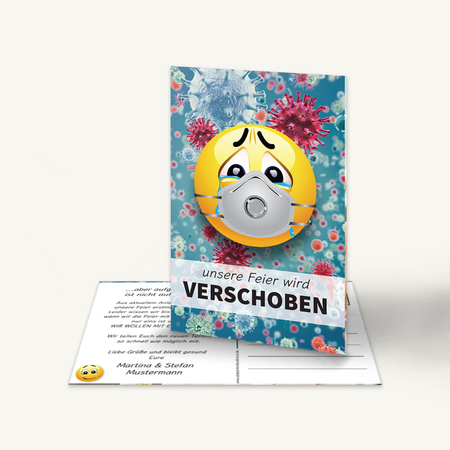 Postkarte mit blauem Hintergrund, Virusmotiven und weinendem Emoji mit Maske. Aufdruck: „Unsere Feier wird verschoben“.