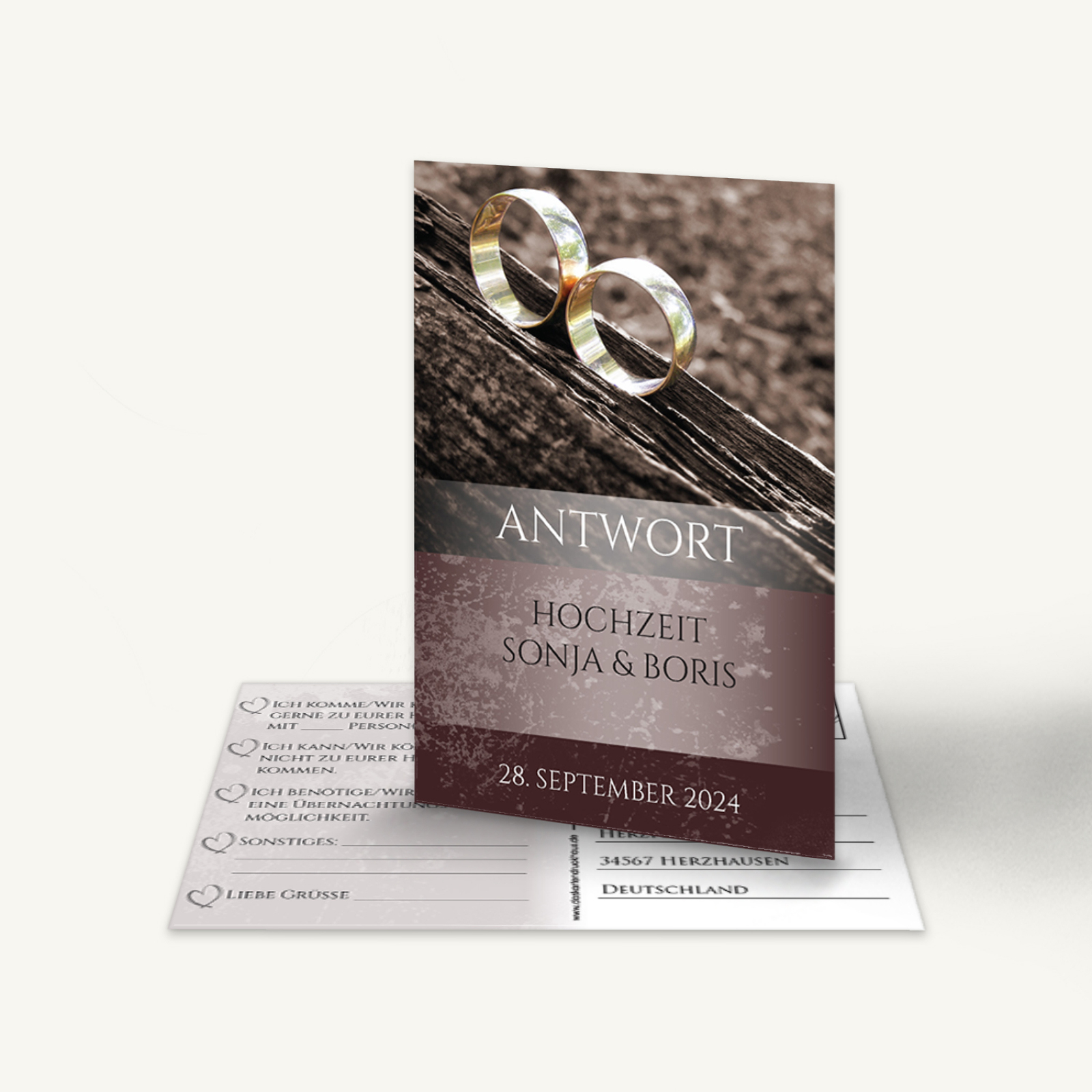 Antwortkarte mit zwei Ringen auf Holzoberfläche, warme Brauntöne und symbolische Darstellung von Zusammenhalt.