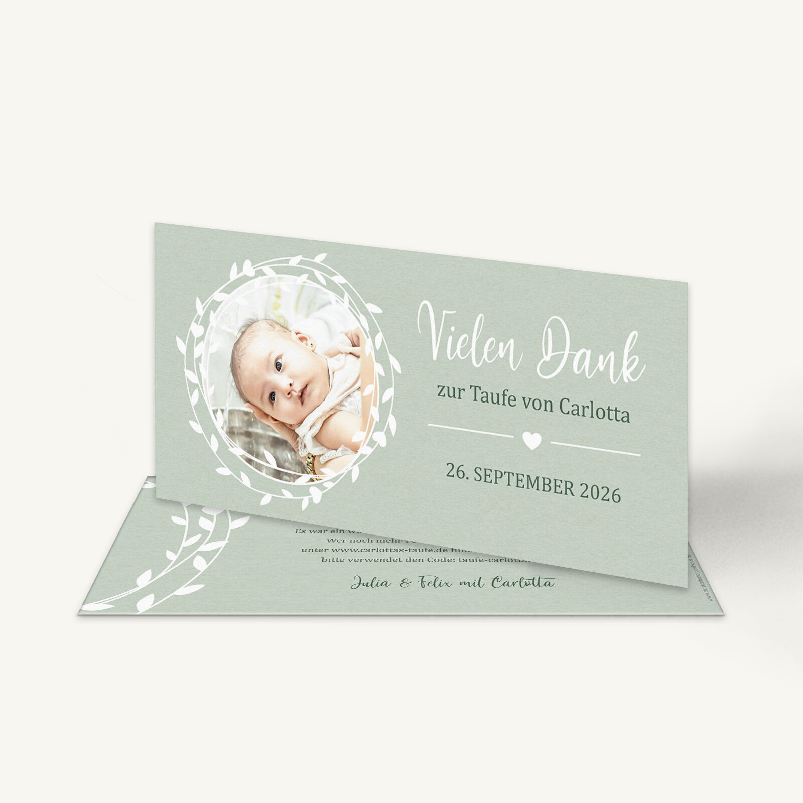 Postkarte mit hellgrünem Hintergrund und floralem Kranz.