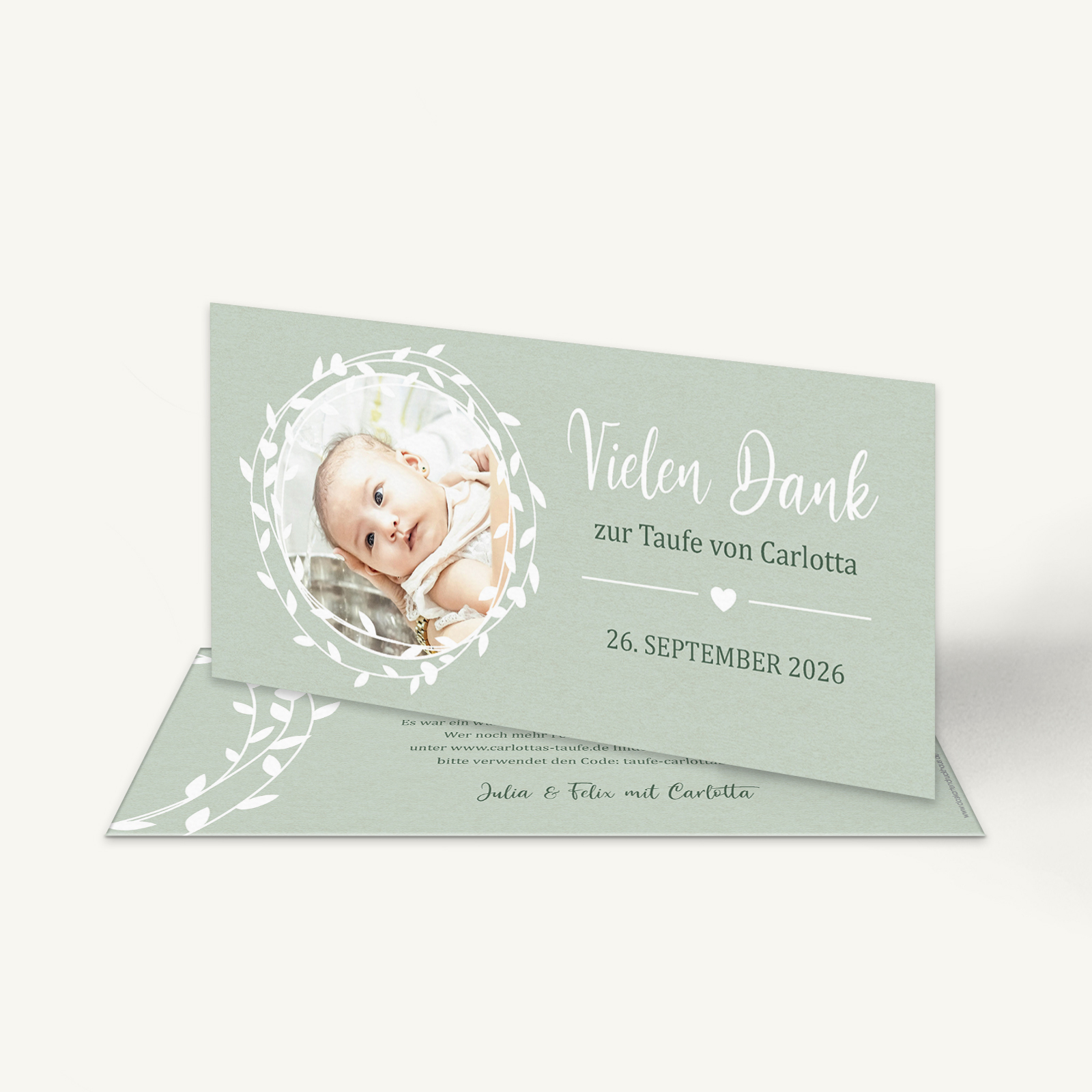 Postkarte mit hellgrünem Hintergrund und floralem Kranz.