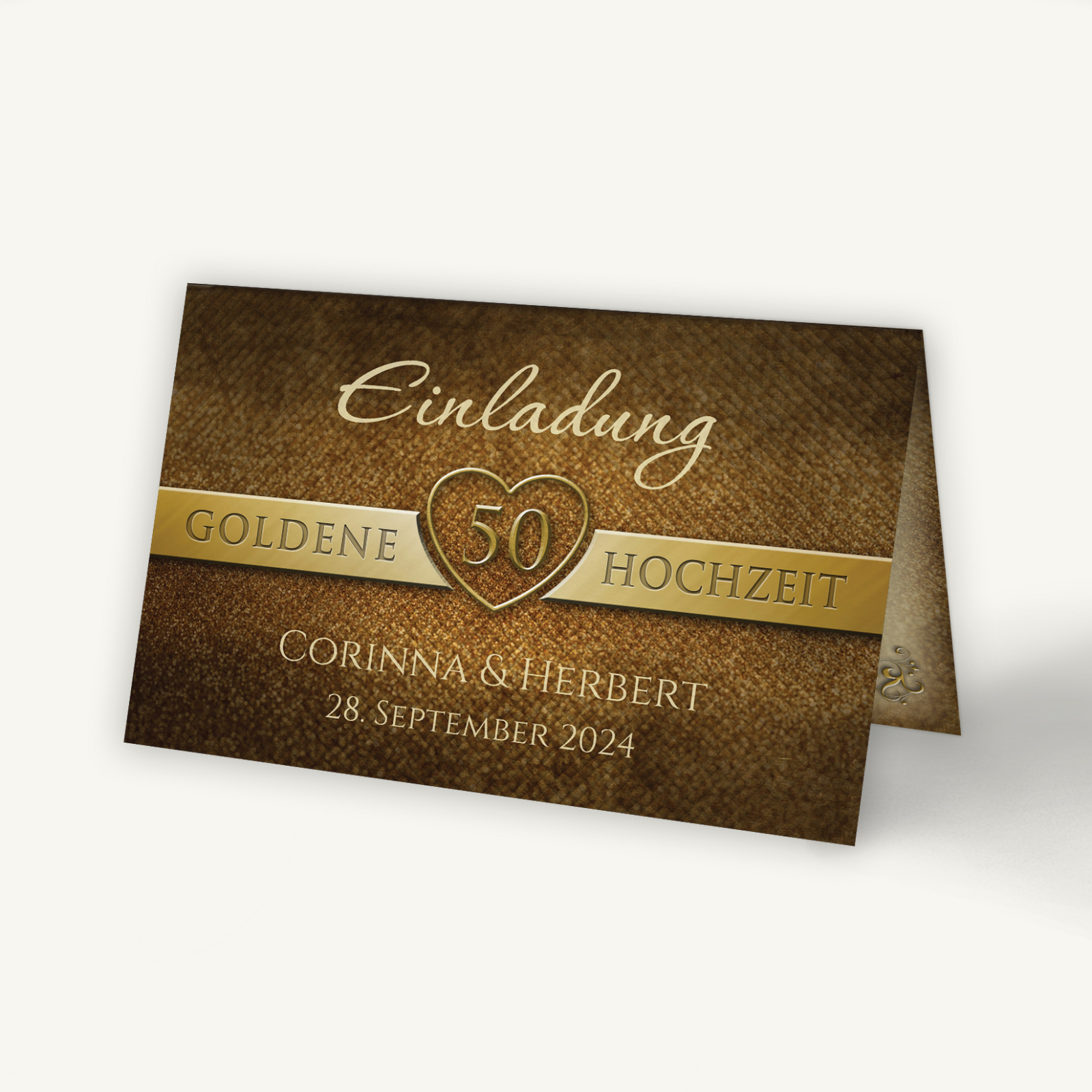 Einladungskarte zur Goldenen Hochzeit in warmem Braunton mit Herzmotiv und Zahl '50'. Text: 'Einladung – Goldene Hochzeit – Corinna & Herbert – 28. September 2024'.