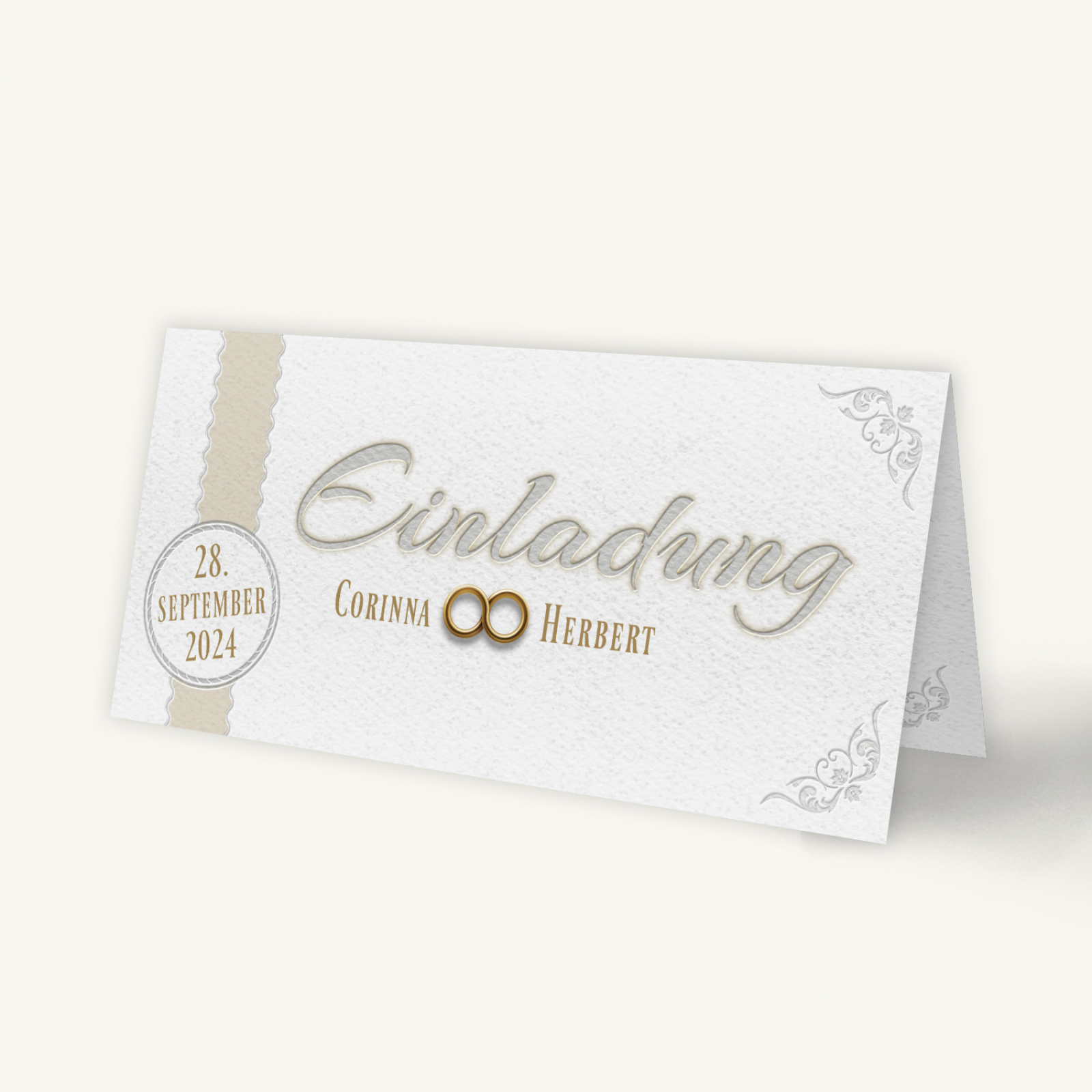 Elegante Einladungskarte zur Goldenen Hochzeit mit weißer Leinenstruktur und dezenten Ornamenten in den Ecken. In goldener Schrift steht 'Einladung', darunter 'Corinna & Herbert' mit zwei goldenen Ringen als Symbol der Ehe. Links befindet sich ein Kreis mit dem Datum '28. September 2024'.