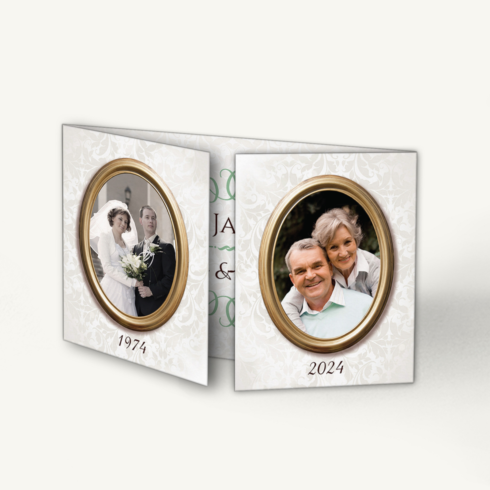 Einladungskarte zur Goldenen Hochzeit mit edlem, weißen Design. Zwei ovale goldene Bilderrahmen zeigen links ein Hochzeitsfoto von 1974 und rechts ein aktuelles Paarfoto von 2024. Im Hintergrund feine florale Ornamente auf weißem Grund, in der Mitte dezente grüne Schriftzüge als dekoratives Element.