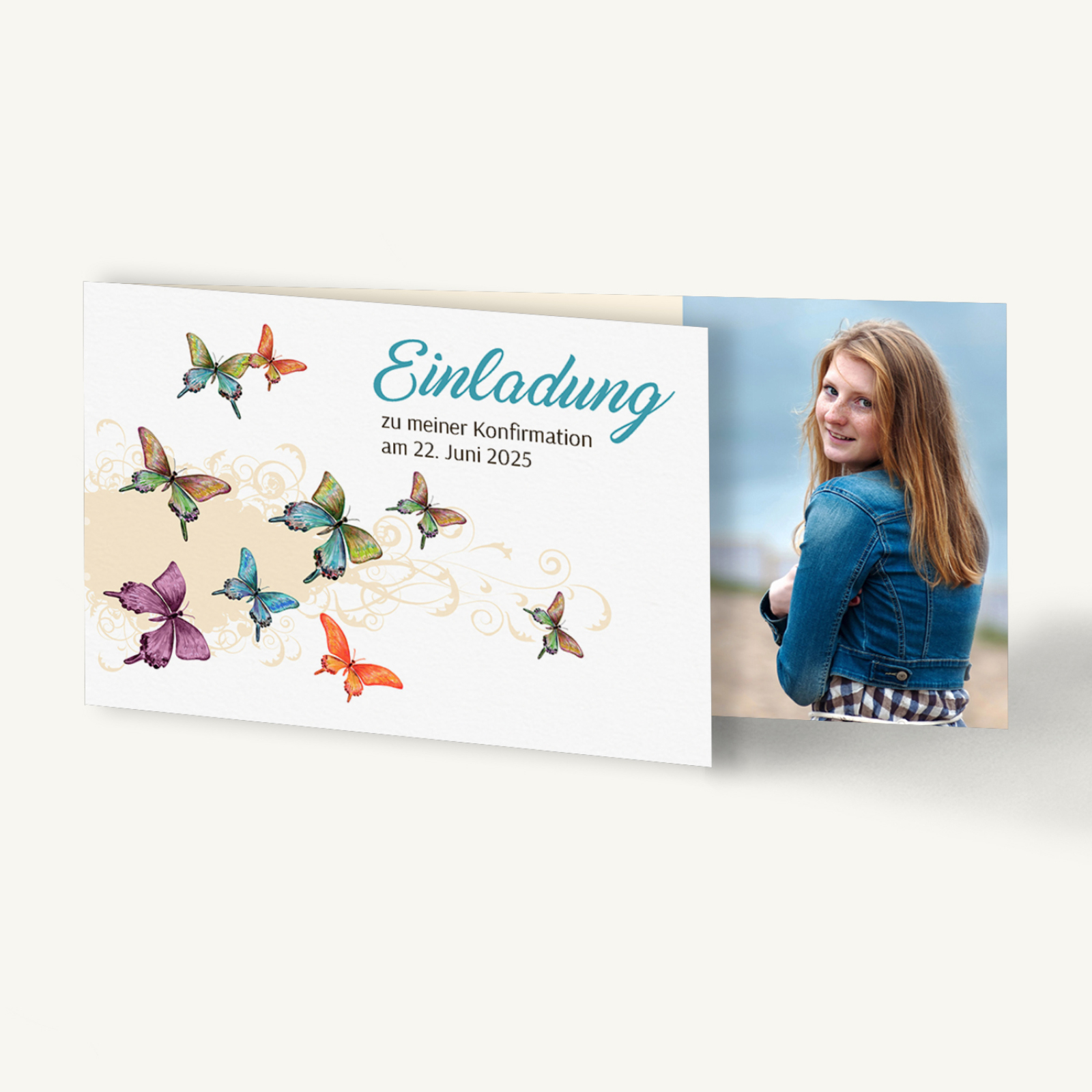 Einladungskarte mit beigen und lila Aquarellflächen, die weich ineinanderlaufen. Dezente Sprenkel und organische Überlagerungen erzeugen eine lebendige Struktur. Links steht der Text „Herzlichen Dank“ in dunkler Schreibschrift. Rechts befindet sich ein kreisförmig integriertes Foto.