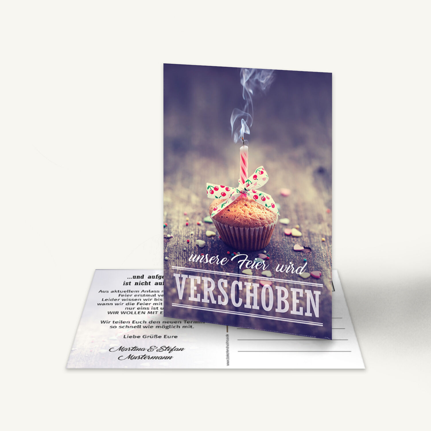 Postkarte mit dunkler Schiefertafel-Optik und Holzrahmen. In weißer Kreideschrift steht: „Unsere Feier wird verschoben!“.