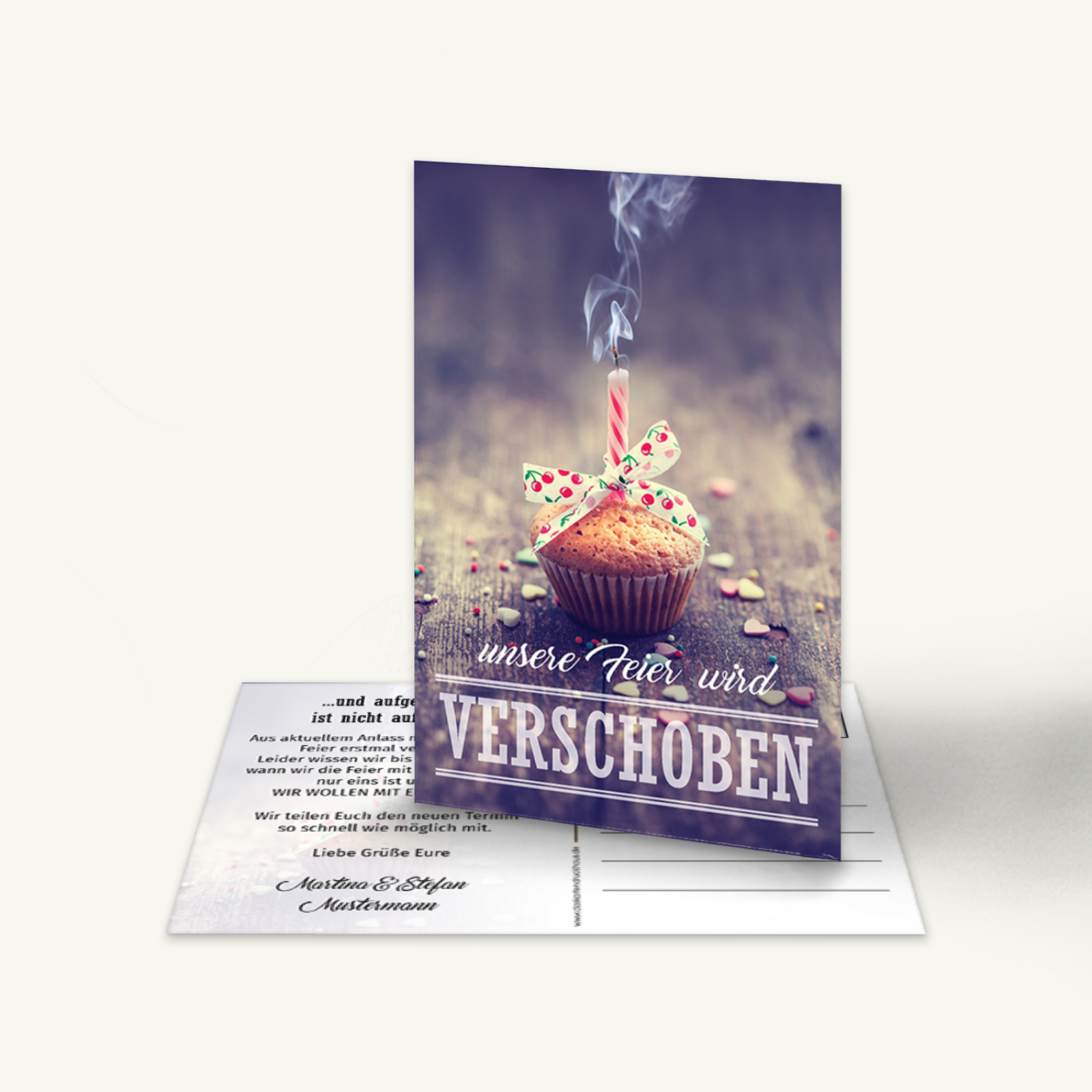 Postkarte mit dunkler Schiefertafel-Optik und Holzrahmen. In weißer Kreideschrift steht: „Unsere Feier wird verschoben!“.