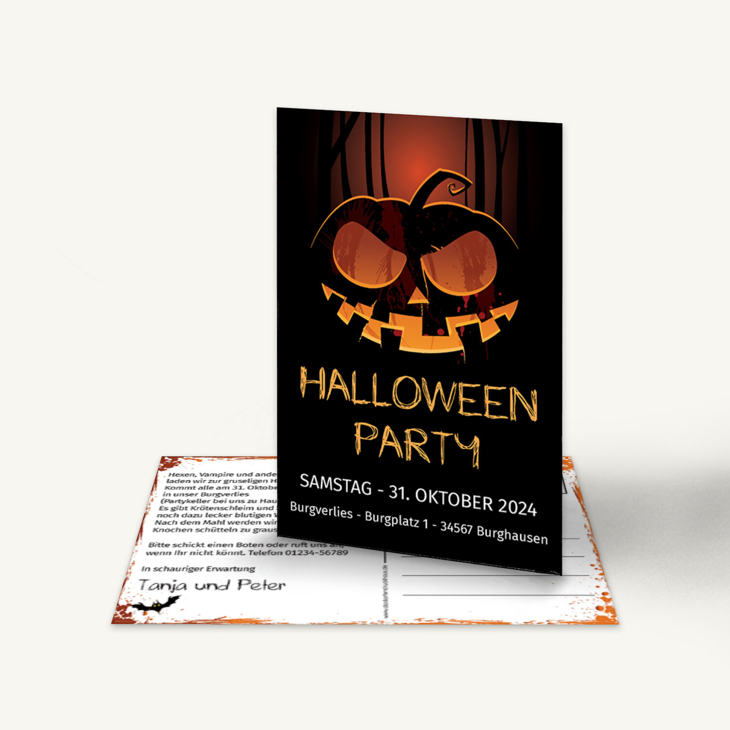 Postkarte mit Halloween-Motiv, leuchtender Kürbis vor dunklem Hintergrund, gruselige Stimmung und Schriftzug „Halloween Party“.