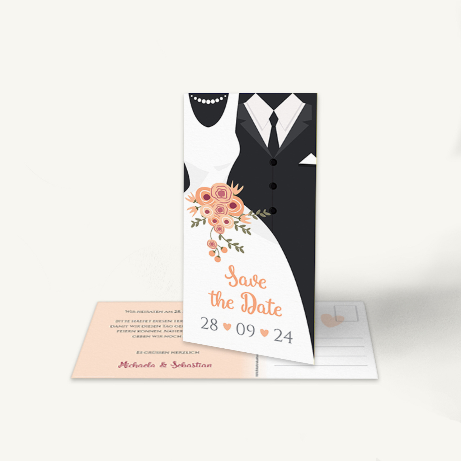 Stilvolle Save-the-Date Karte mit Brautkleid und Anzug-Silhouette. Text: „Save the Date 28.09.24“. Rückseite mit den Namen Michaela & Sebastian. Modernes Schwarz-Weiß-Design mit roséfarbenen Akzenten.