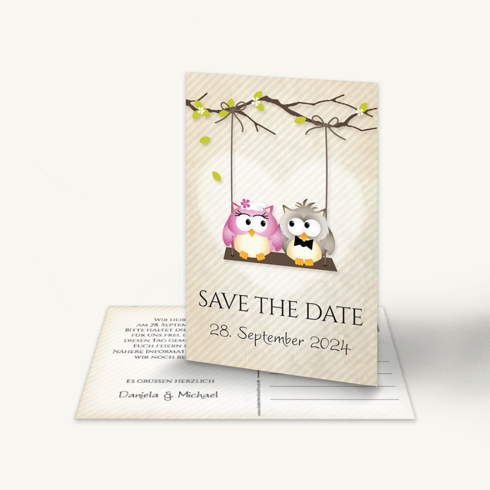 Save-the-Date Karte mit zwei Eulen auf einer Schaukel, die an einem Ast hängen. Darunter der Text „Save the Date – 28. September 2024“. Auf der Rückseite steht „Es grüßen herzlich Daniela & Michael“. Liebevolles, verspieltes Design in warmen Pastelltönen.