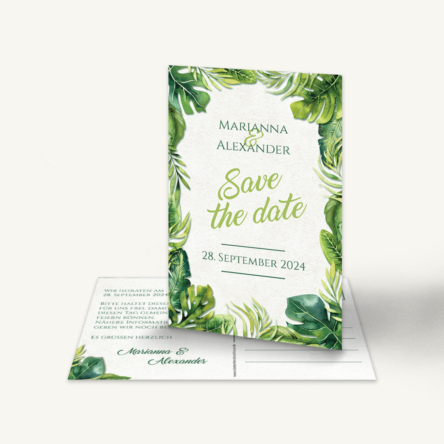 „Save the Date“-Karte im modernen Botanical-Stil mit frischen Grüntönen. Das Design zeigt einen weißen Hintergrund mit einem Rahmen aus tropischen Blättern wie Monstera, Farn und Palmenblättern, die ringsum einen lebendigen, natürlichen Eindruck erzeugen. In der Mitte steht in eleganter grüner Schrift: „Marianna & Alexander“, darunter in einer schwungvollen Handschrift „Save the date“ und in klassischer Serifenschrift das Datum „28. September 2024“. Auf der Rückseite wiederholt sich das grüne Blättermotiv dezent am Rand, begleitet von dem Einladungstext und der Grußzeile „Es grüßen herzlich Marianna & Alexander“. Die Karte vermittelt einen frischen, eleganten und harmonischen Gesamteindruck – perfekt für Hochzeiten mit einem natürlichen oder botanischen Thema.