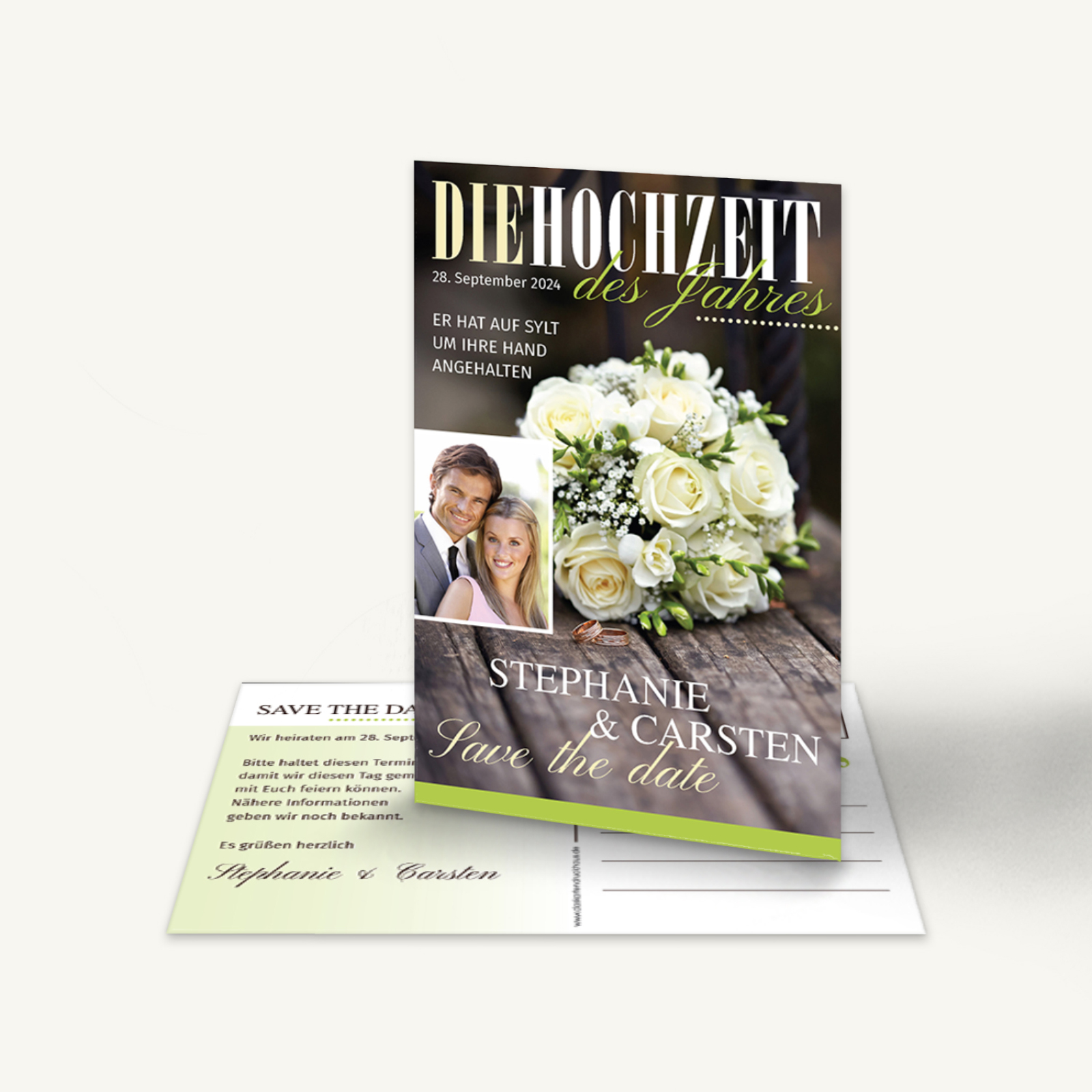 Save-the-Date Karte im Stil eines Magazin-Covers mit Foto eines Paares und Brautstrauß aus weißen Rosen. Text: „Die Hochzeit des Jahres – Stephanie & Carsten – Save the Date – 28. September 2024“. Glamouröses und modernes Design.