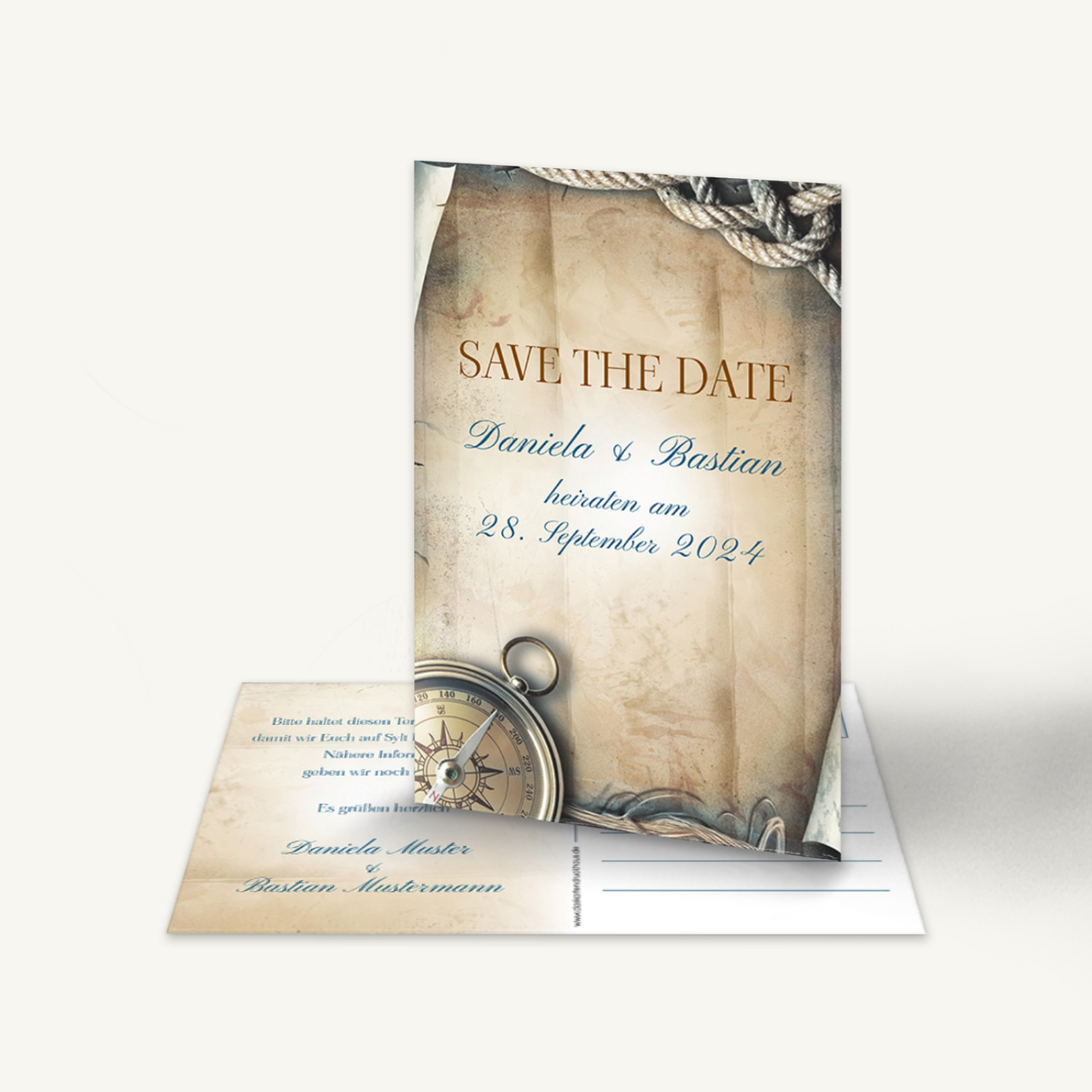 Save-the-Date Karte im maritimen Vintage-Stil mit Kompass und Seil auf beigem Hintergrund. Text: „Save the Date – Daniela & Bastian heiraten am 28. September 2024“. Rückseite mit passender Typografie. Rustikal und nostalgisch gestaltet.