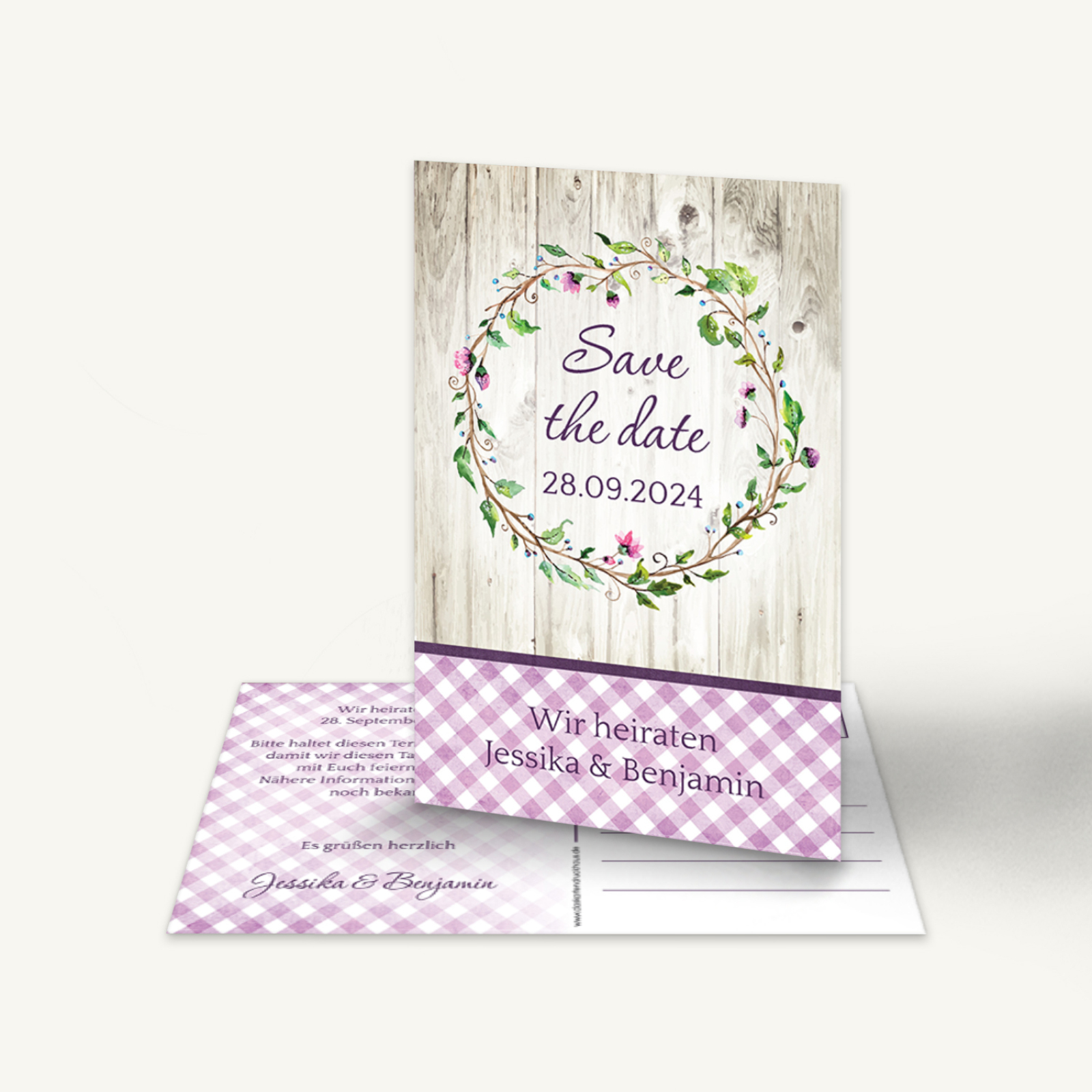 Rustikale „Save the Date“-Karte im ländlichen Stil, Format 11 × 17 cm als Duplex-Postkarte. Die Vorderseite zeigt einen hellen Holz-Hintergrund mit einem zarten Blumenkranz aus grünen Blättern und rosa-violetten Blüten. In der Mitte steht in eleganter, violetter Schreibschrift: „Save the date“ und darunter das Datum „28.09.2024“. Der untere Kartenrand ist mit einem violett-weißen Karomuster versehen, darauf in klassischer Serifenschrift: „Wir heiraten Jessika & Benjamin“. Die Rückseite wiederholt das Karomuster mit Platz für persönlichen Text und Adressfeld. Das Design wirkt romantisch, natürlich und liebevoll – perfekt für eine Hochzeitseinladung im Vintage-Stil.