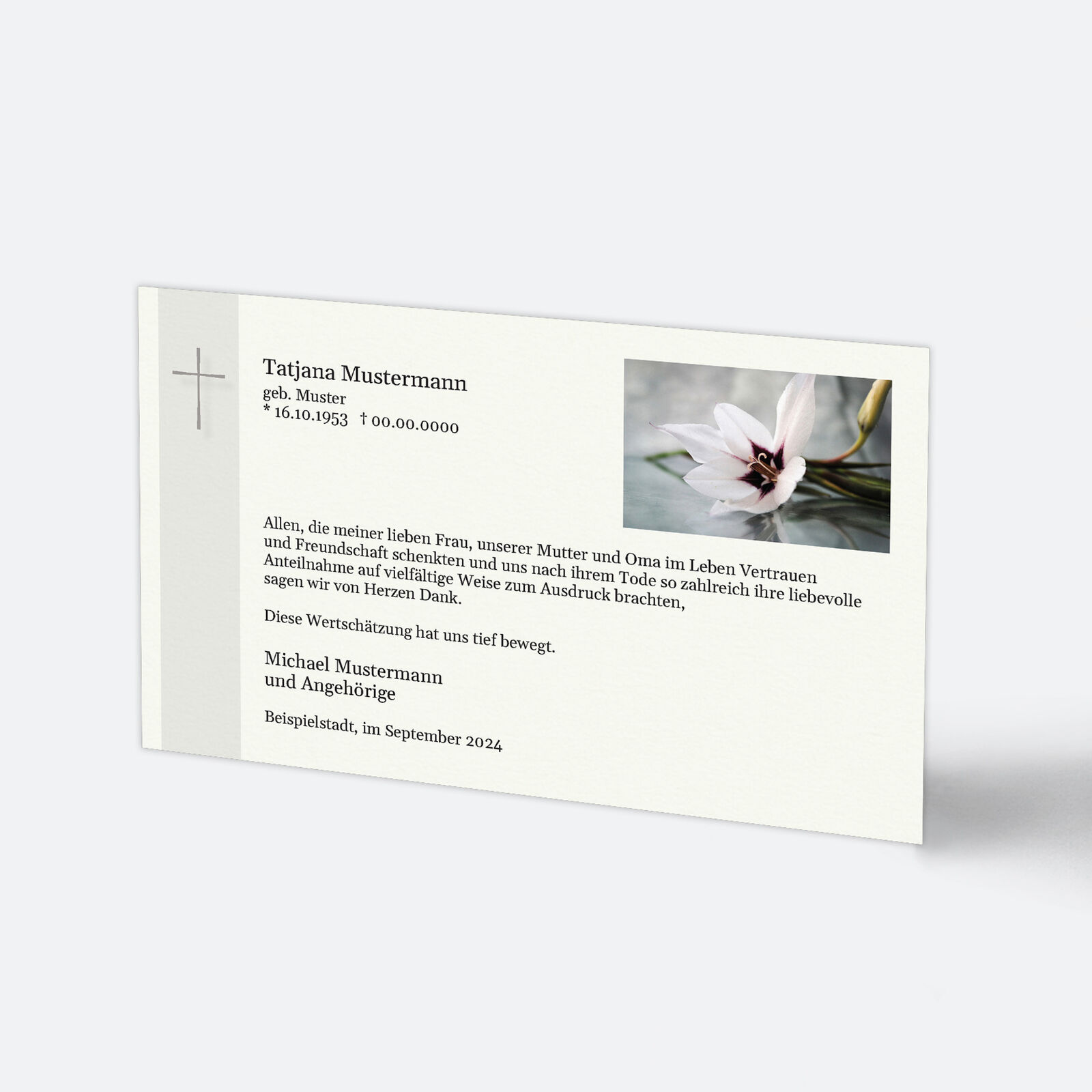 Trauer-Dankeskarte mit weißer Lilie und silbernem Kreuz als zentrales Symbol.