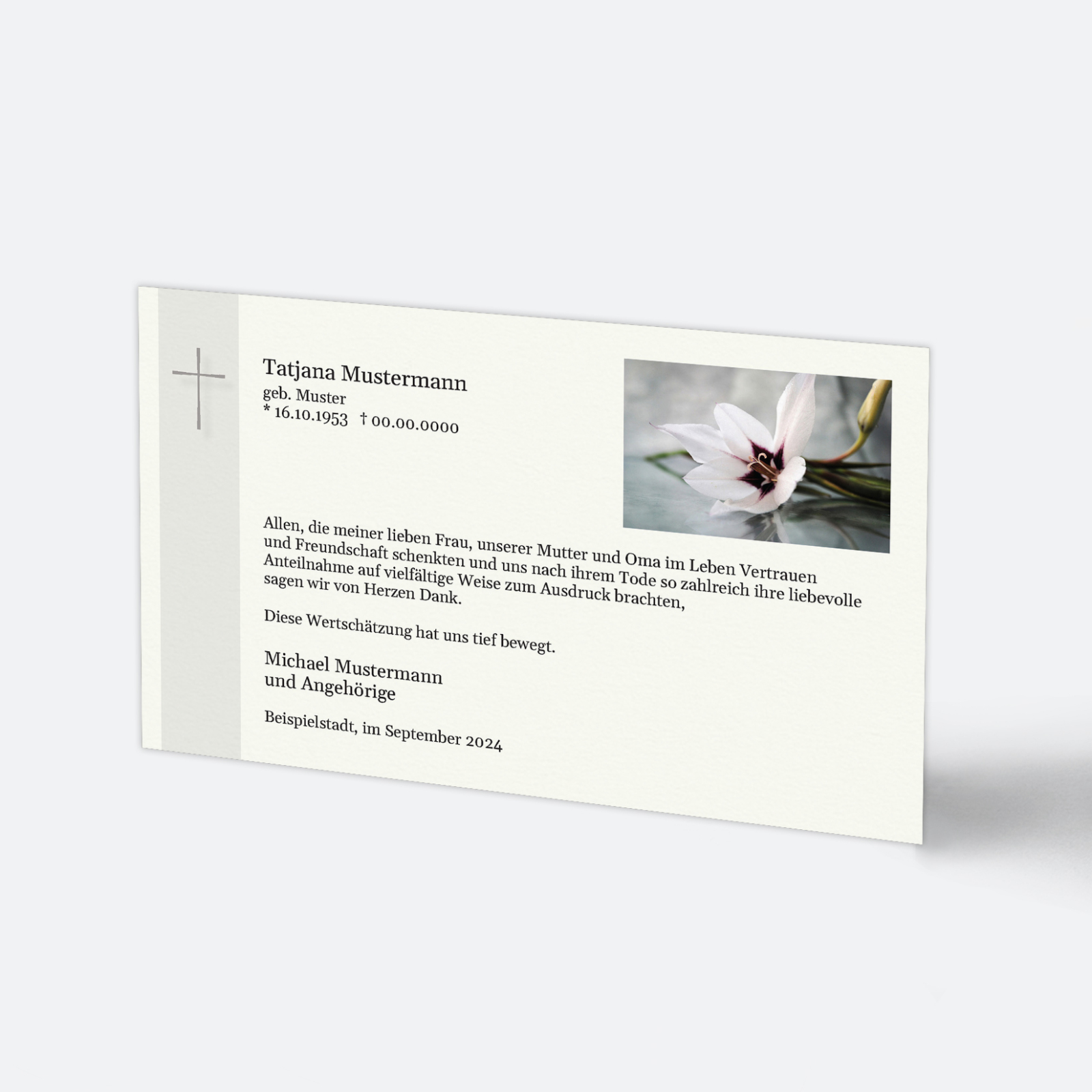 Trauer-Dankeskarte mit weißer Lilie und silbernem Kreuz als zentrales Symbol.